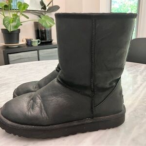 Ugg classic Medium oiled leather black shearling boot size 10